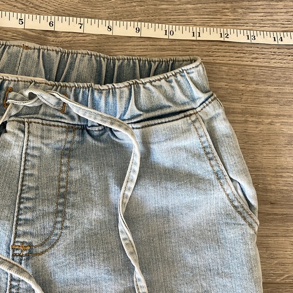 Almost Famous Light blue Cargo Pull on jeans with elasticized cuffs. - Picture 5 of 9